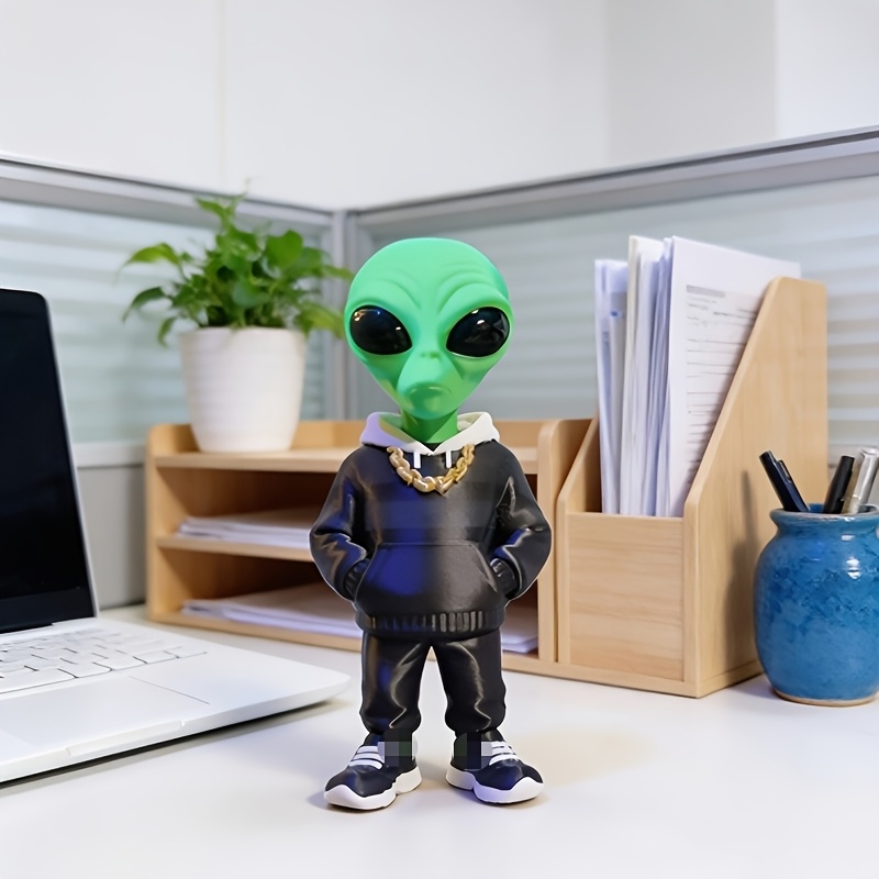 Office Furniture Brand - ฟิกเกอร์เอเลี่ยนสีเขียว 1 ชิ้น ดีไซน์มีกระเป๋า ของตกแต่งเอเลี่ยนพิมพ์ 3